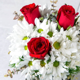  Antalya Çiçekçi  Doğal Ahşap Kütük Kırmızı Güller ve Beyaz Papatyalar Çiçek Aranjmanı - TOPÇAM