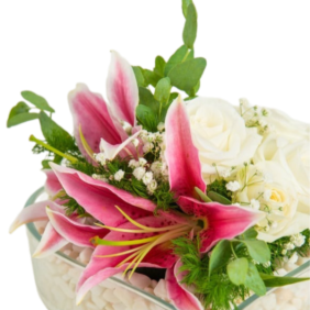  Konyaaltı Çiçek Siparişi Kalp Cam Pembe Lilyum ve Beyaz Güller Aranjmanı - KAŞ