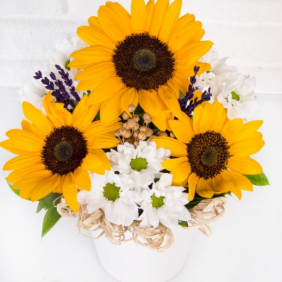  Manavgat Çiçek Siparişi Seramik Vazo Kişiye Özel Baskılı Beyaz Papatya 3 Ay Çiçeği Çiçek Aranjmanı - BEYDAĞLARI