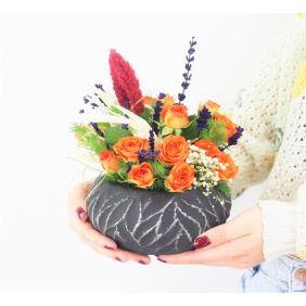 Antalya Çiçek Siparişi  Siyah Beton Eskitme Saksı Turuncu Çardak Güller