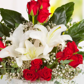  Manavgat Çiçek Siparişi Konik Cam Beyaz Lilyum ve Kırmızı Güller Çiçek Aranjmanı - KUMLUCA