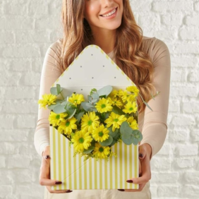  Muratpaşa Çiçek Siparişi  Şık Tasarım Kutusunda Sarı Papatyalar Aranjmanı