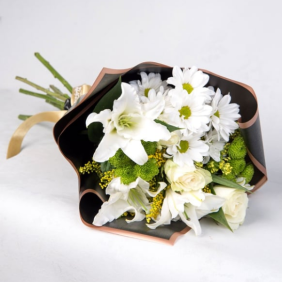  Antalya Çiçekçi  Beyaz Lilyum Beyaz gül ve Beyaz Papatya Çiçek Buketi - ALANYA