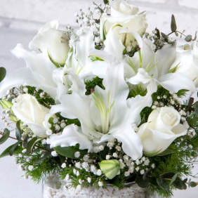 Antalya Çiçek Siparişi  Kare Cam Vazo Beyaz Gül ve Beyaz Lilyum Çiçek Aranjmanı - FETHİYE