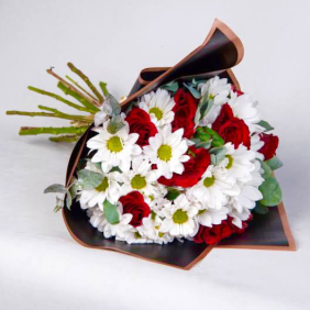  Manavgat Çiçek Siparişi Beyaz Papatya ve 7 Kırmızı Güller Çiçek Buketi - AKDAMLAR