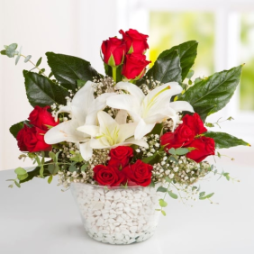  Manavgat Çiçek Siparişi Konik Cam Beyaz Lilyum ve Kırmızı Güller Çiçek Aranjmanı - KUMLUCA
