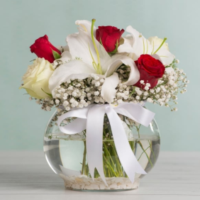  Konyaaltı Çiçek Siparişi Paşabahçe Akvaryum Cam Fanus Beyaz Lilyum ve Kırmızı Beyaz Güller - GÜNDOĞMUŞ