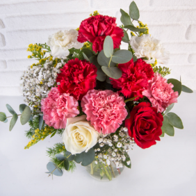  Manavgat Çiçek Siparişi Paşabahçe Vazo Renkli Karanfiller ve Kırmızı Beyaz Gül - HURMA