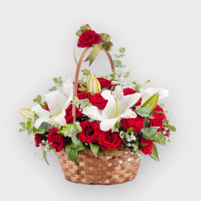 Manavgat Çiçek Siparişi Sepette Beyaz Lilyum ve Kırmızı Güller Çiçek Aranjmanı - ŞARAMPOL