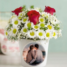  Konyaaltı Çiçek Siparişi Seramik Vazo Kişiye Özel Baskılı Beyaz Papatya 3 Kırmızı Gül Çiçek Aranjmanı - BEYDAĞLARI