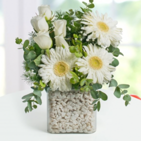  Muratpaşa Çiçek Siparişi  Kare Cam Beyaz Lilyum ve Beyaz Güller Çiçek Aranjmanı - TOPÇAM