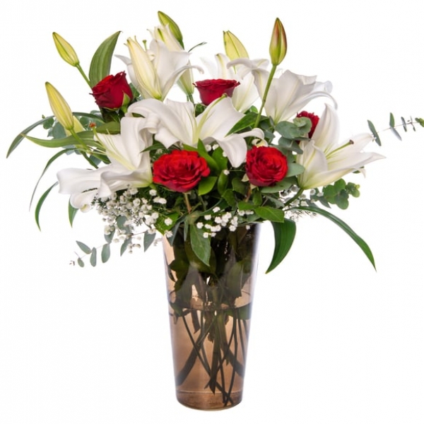  Antalya Çiçekçi  Füme Renk Cam Vazo Beyaz Lilyum ve Kırmızı Güller Çiçek Aranjmanı - ARAPSUYU