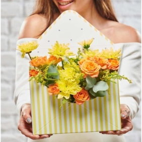  Konyaaltı Çiçek Siparişi Şık Tasarım Kutusunda Sarı Papatyalar Turuncu Çardak Güller Aranjmanı