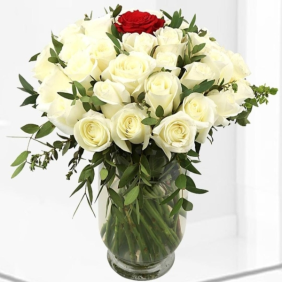  Muratpaşa Çiçek Siparişi  Paşabahçe Vazo 30 Adet Beyaz Gül ve 1 Adet Kırmızı Güller - BUCAK