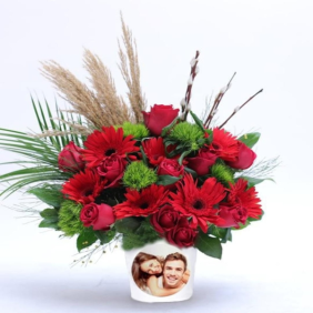  Manavgat Çiçek Siparişi Kişiye Özel Seramik Vazo Kırmızı Güller ve Kırmızı Gerbera Aranjmanı