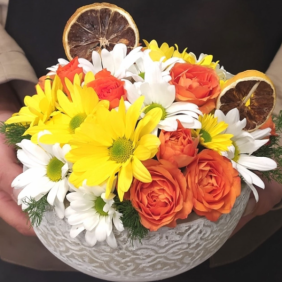  Konyaaltı Çiçek Siparişi Beton Eskitme Saksı Sarı Beyaz Papatye ve Turuncu Çardak Güller - KUMSAL