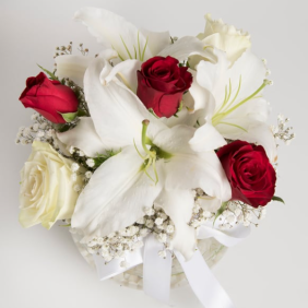  Konyaaltı Çiçek Siparişi Paşabahçe Akvaryum Cam Fanus Beyaz Lilyum ve Kırmızı Beyaz Güller - GÜNDOĞMUŞ